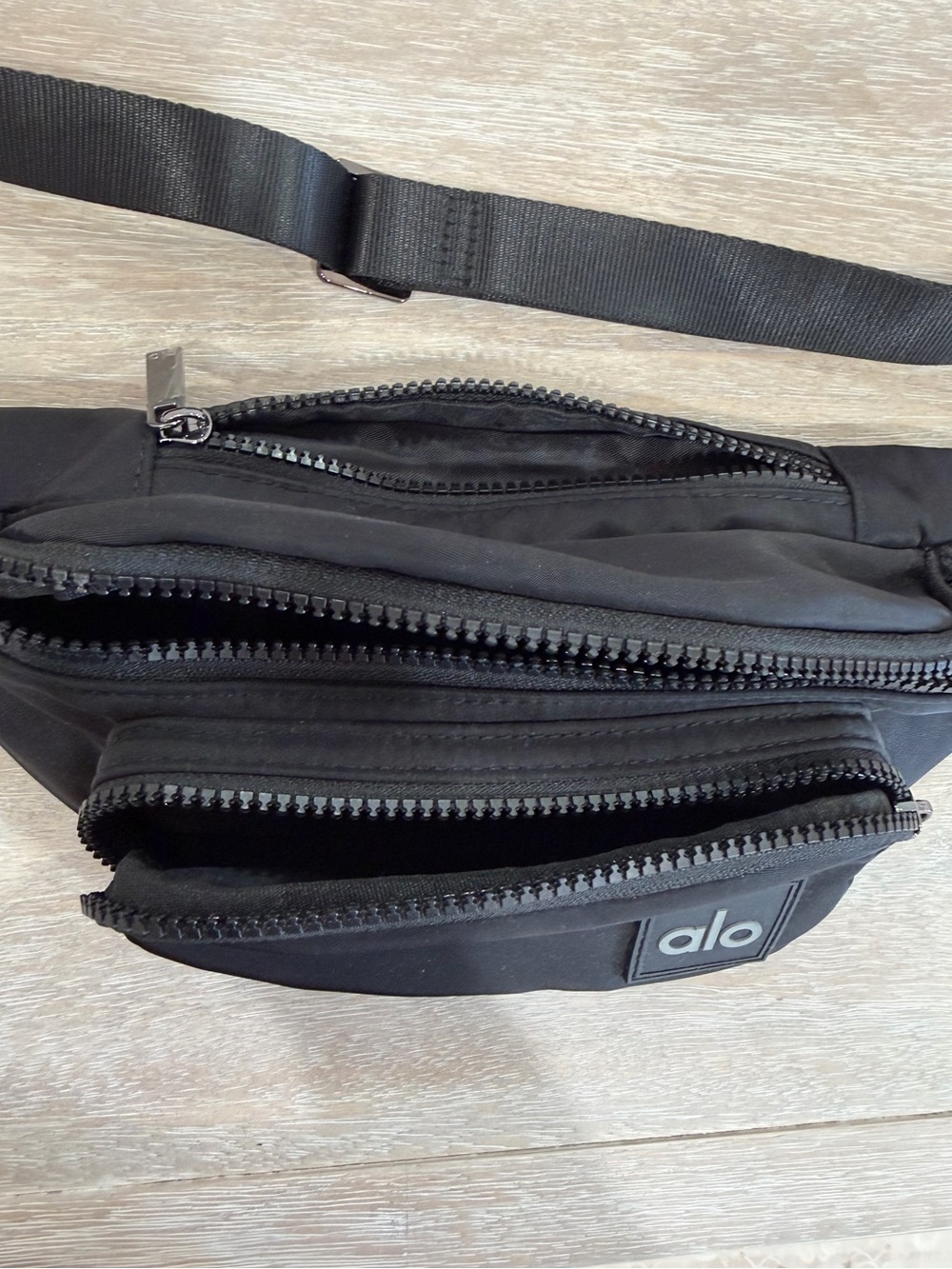 ALO Yoga Belt Bag - Picture 8 of 10
